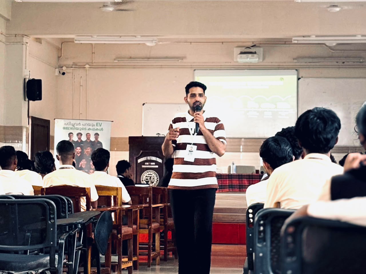 EVGEN trainer addressing students during an EV FUTURO college session
